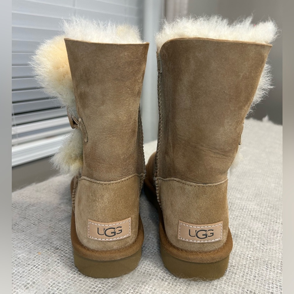 Ugg Bailey Button 2 - image 6
